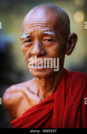 Birmano monaco buddista in Amarapura, Myanmar Foto Stock