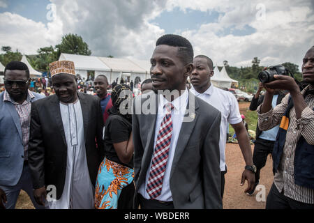 Bobi vino durante un evento di campagna in Gombe..Bobi vino, il cui vero nome è Robert Kyagulanyi, una popstar e il leader dell opposizione sotto la "people power' campagna, prenderà in Uganda è di lunga durata con il presidente Yoweri Museveni nel 2021 elezione. Foto Stock