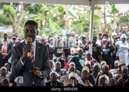 Bobi parla di vino durante un evento di campagna in Gombe..Bobi vino, il cui vero nome è Robert Kyagulanyi, una popstar e il leader dell opposizione sotto la "people power' campagna, prenderà in Uganda è di lunga durata con il presidente Yoweri Museveni nel 2021 elezione. Foto Stock