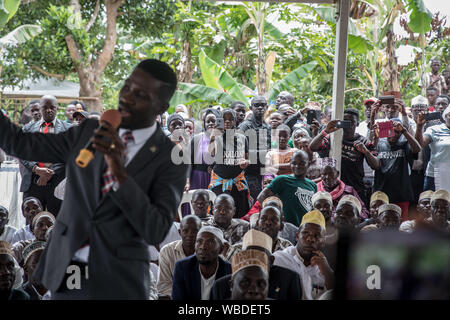 Bobi parla di vino durante un evento di campagna in Gombe..Bobi vino, il cui vero nome è Robert Kyagulanyi, una popstar e il leader dell opposizione sotto la "people power' campagna, prenderà in Uganda è di lunga durata con il presidente Yoweri Museveni nel 2021 elezione. Foto Stock