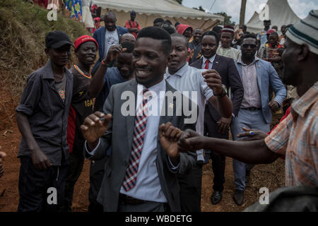 Bobi vino durante un evento di campagna in Gombe..Bobi vino, il cui vero nome è Robert Kyagulanyi, una popstar e il leader dell opposizione sotto la "people power' campagna, prenderà in Uganda è di lunga durata con il presidente Yoweri Museveni nel 2021 elezione. Foto Stock