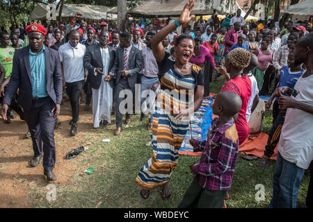 Bobi vino con i sostenitori durante un evento di campagna in Gombe..Bobi vino, il cui vero nome è Robert Kyagulanyi, una popstar e il leader dell opposizione sotto la "people power' campagna, prenderà in Uganda è di lunga durata con il presidente Yoweri Museveni nel 2021 elezione. Foto Stock