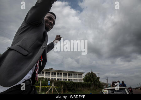 Bobi vino onde ai tifosi nel corso di un evento di campagna in Gombe..Bobi vino, il cui vero nome è Robert Kyagulanyi, una popstar e il leader dell opposizione sotto la "people power' campagna, prenderà in Uganda è di lunga durata con il presidente Yoweri Museveni nel 2021 elezione. Foto Stock