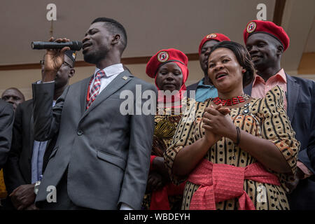 Bobi parla di vino durante un evento di campagna in Gombe..Bobi vino, il cui vero nome è Robert Kyagulanyi, una popstar e il leader dell opposizione sotto la "people power' campagna, prenderà in Uganda è di lunga durata con il presidente Yoweri Museveni nel 2021 elezione. Foto Stock