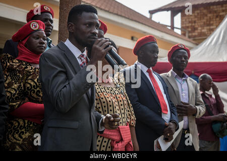 Bobi parla di vino durante un evento di campagna in Gombe..Bobi vino, il cui vero nome è Robert Kyagulanyi, una popstar e il leader dell opposizione sotto la "people power' campagna, prenderà in Uganda è di lunga durata con il presidente Yoweri Museveni nel 2021 elezione. Foto Stock