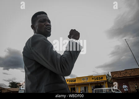 Bobi vino onde ai tifosi nel corso di un evento di campagna in Gombe..Bobi vino, il cui vero nome è Robert Kyagulanyi, una popstar e il leader dell opposizione sotto la "people power' campagna, prenderà in Uganda è di lunga durata con il presidente Yoweri Museveni nel 2021 elezione. Foto Stock