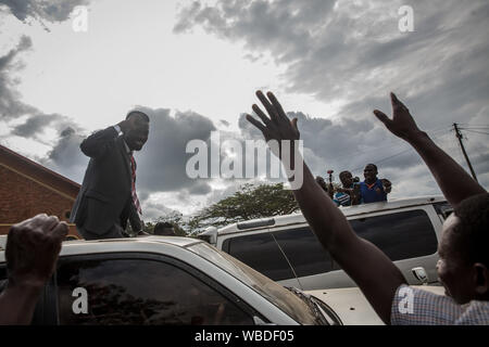 Bobi vino onde ai tifosi nel corso di un evento di campagna in Gombe..Bobi vino, il cui vero nome è Robert Kyagulanyi, una popstar e il leader dell opposizione sotto la "people power' campagna, prenderà in Uganda è di lunga durata con il presidente Yoweri Museveni nel 2021 elezione. Foto Stock