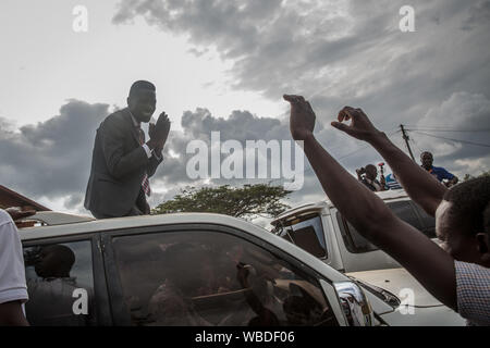 Bobi vino onde ai tifosi nel corso di un evento di campagna in Gombe..Bobi vino, il cui vero nome è Robert Kyagulanyi, una popstar e il leader dell opposizione sotto la "people power' campagna, prenderà in Uganda è di lunga durata con il presidente Yoweri Museveni nel 2021 elezione. Foto Stock