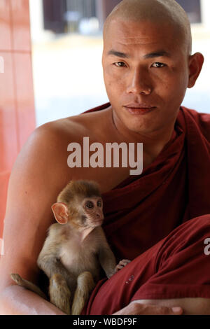 Birmano monaco buddista in Amarapura, Myanmar Foto Stock