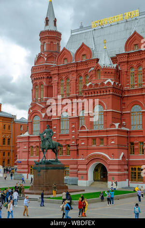 Mosca, Russia - 1 agosto 2019: Georgy Zhukov monument contro lo sfondo del Museo Storico della Russia. Foto Stock