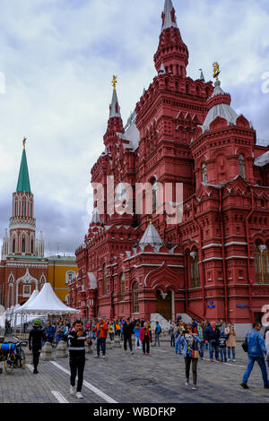 Mosca, Russia - 1 agosto 2019: la gente a piedi nella parte anteriore del russo Museo Storico(mattoni rossi, tetto bianco e torri con le stelle sulla parte superiore) in rosso Foto Stock