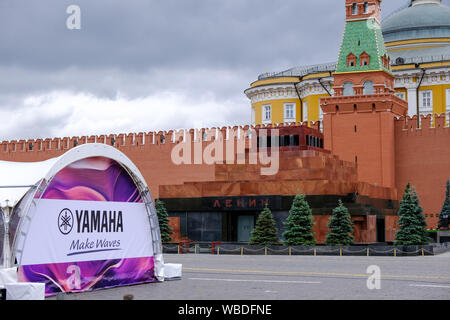 Mosca, Russia - 1 agosto 2019: Tenda di una campagna promozionale del marchio giapponese Yamaha di fronte il mausoleo di Lenin nella Piazza Rossa. illustrativo Foto Stock