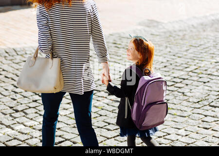 Gioioso femmina poco parla con sua mamma Foto Stock