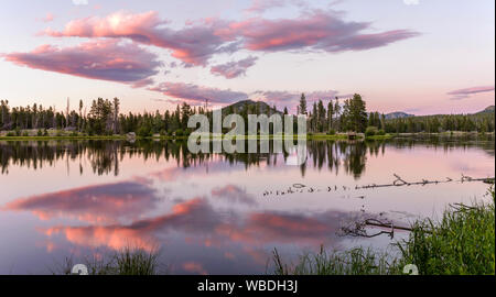 Tramonto sul lago Sprague - una colorata estate vista al tramonto del Lago Sprague, Rocky Mountain National Park, COLORADO, Stati Uniti d'America. Foto Stock