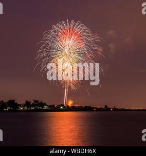 Felice 4 luglio - coloratissimo spettacolo di fuochi d'artificio per festeggiare U.S. Giorno di indipendenza a Marston Lago, Denver, Colorado, Stati Uniti d'America. Foto Stock