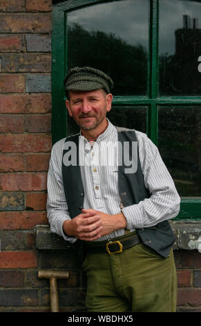 Uomo vestito in costume ai primi del novecento ed uomo di lavoro stile. Foto Stock