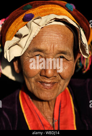 Donna Palaung in un villaggio vicino a Hsipaw, Myanmar Foto Stock