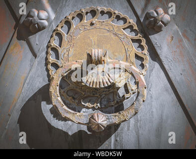 vecchio bussatore della porta arrugginito sulla porta Foto Stock
