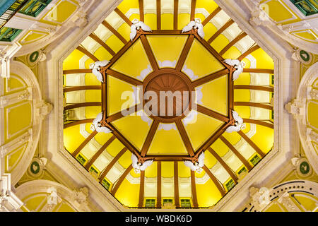 Bassa angolazione alla stazione di Tokyo decorata cupola di vetro. Foto Stock