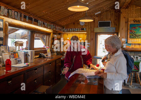 Visitare Anchorage Information Center si trova all' angolo della Quarta Avenue e F Street nel centro cittadino di Anchorage in Alaska,. Foto Stock