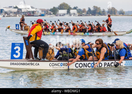 Womens team tornando al dock dopo aver terminato il loro calore al 2019 Steveston Dragon Boat Festival in British Columbia Canada Foto Stock