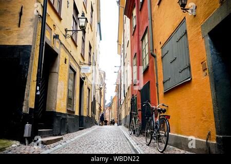 Bellissimo scatto di un modo alleato nel mezzo di edifici con biciclette sul lato Foto Stock