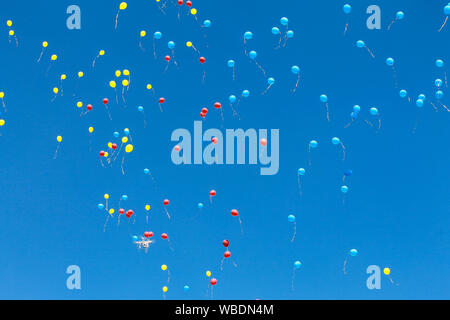 Molti palloncini blu per celebrare il lieto evento della nascita di un  bambino bambina Foto stock - Alamy