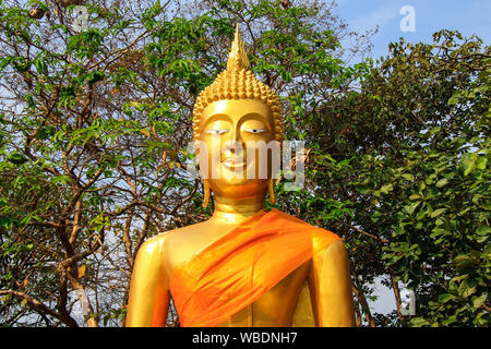 Testa del Golden Buddha in un tempio buddista, un simbolo religioso in Thailandia, Asia, Asia la religione e la cultura. Foto Stock