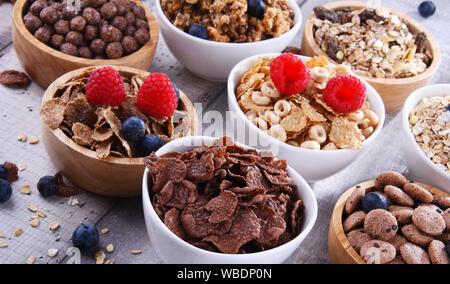 Ciotole contenenti differenti tipi di cereali per la prima colazione di prodotti. Foto Stock