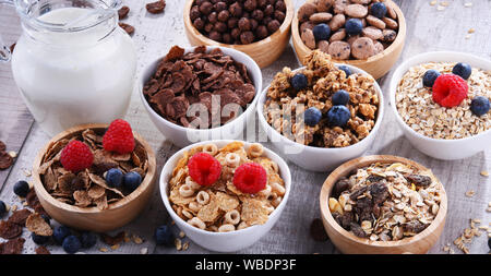 Ciotole contenenti differenti tipi di cereali per la prima colazione di prodotti. Foto Stock