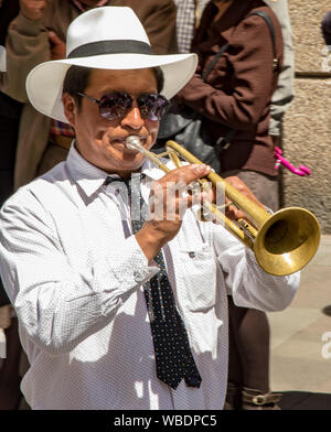 Cuenca, Ecuador Dec 24, 2017 - Uomo suona la tromba in Pase annuale de Nino parata natalizia Foto Stock