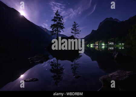 Night Shot del lago Hintersee vicino a Ramsau, Baviera, Germania, alla luna piena Foto Stock