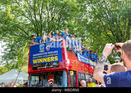 Warrington, Regno Unito. 26 Ago, 2019. Warrington portare il Coral Challlenge Cup torna home - open-top viaggi in autobus fino al passo carraio al Municipio Credito: John Hopkins/Alamy Live News Foto Stock