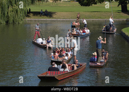 Con un record di rottura a Ferragosto temperature i visitatori a Cambridge godetevi il tempo gustando il fiume Cam in barche e sterline. Cambridge Foto Stock