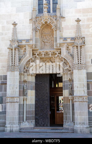 Una scultura in rilievo della Pietà sopra l'ingresso della cattedrale di Santa Elisabetta (Dóm svätej Alžbety) a Košice, Slovacchia. Foto Stock