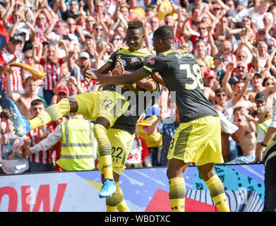 Moussa Djenepo di Southampton (sinistra) viene assaliti dopo aver segnato il loro primo obiettivo durante il match di Premier League tra Brighton e Hove Albion e Southampton presso la American Express Community Stadium , Brighton , 24 agosto 2019 solo uso editoriale. No merchandising. Per le immagini di calcio FA e Premier League restrizioni si applicano inc. no internet/utilizzo mobile senza licenza FAPL - per i dettagli contatti Football Dataco Foto Stock