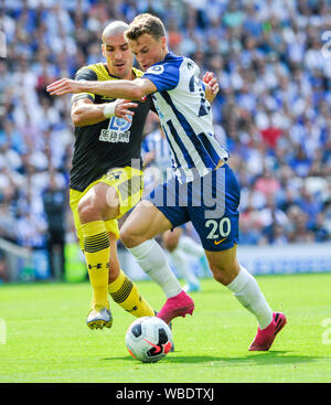 Solly marzo di Brighton battaglie con Oriol Romeu di Southampton durante il match di Premier League tra Brighton e Hove Albion e Southampton presso la American Express Community Stadium , Brighton , 24 agosto 2019 solo uso editoriale. No merchandising. Per le immagini di calcio FA e Premier League restrizioni si applicano inc. no internet/utilizzo mobile senza licenza FAPL - per i dettagli contatti Football Dataco Foto Stock