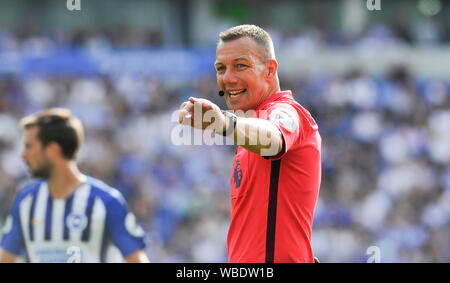 Arbitro Kevin amico durante il match di Premier League tra Brighton e Hove Albion e Southampton presso la American Express Community Stadium , Brighton , 24 agosto 2019 solo uso editoriale. No merchandising. Per le immagini di calcio FA e Premier League restrizioni si applicano inc. no internet/utilizzo mobile senza licenza FAPL - per i dettagli contatti Football Dataco Foto Stock