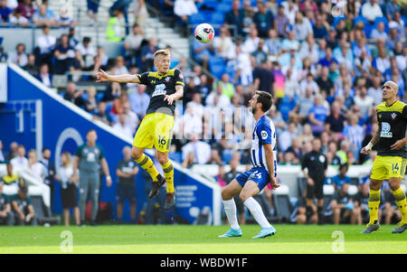 James Ward-Prowse di Southampton capi la sfera chiaro durante il match di Premier League tra Brighton e Hove Albion e Southampton presso la American Express Community Stadium , Brighton , 24 agosto 2019 solo uso editoriale. No merchandising. Per le immagini di calcio FA e Premier League restrizioni si applicano inc. no internet/utilizzo mobile senza licenza FAPL - per i dettagli contatti Football Dataco Foto Stock