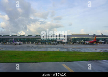 HONG KONG -29 Giu 2019- Vista di aeroplani presso la trafficata Hong Kong International Airport (HKG), che si trova a Chek Lap Kok. Foto Stock