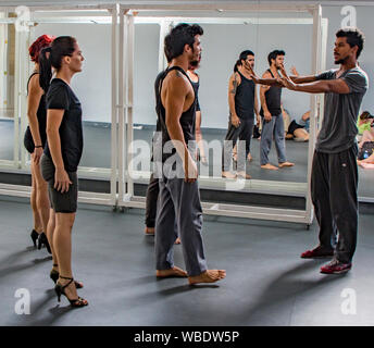 Danabierta Dance Troupe, L Avana, 20 Nov 2017 - Danza le prassi aziendali la loro ultima routine di prestazioni Foto Stock