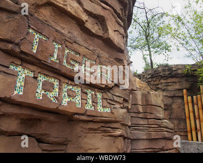 Ingresso a Tiger Trail al Busch Gardens Tampa, STATI UNITI D'AMERICA, 20 giugno 2019, © Katharine Andriotis Foto Stock