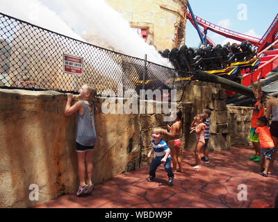 Kids getting schizzato passando SheiKra il brivido della corsa al Busch Gardens Tampa, STATI UNITI D'AMERICA, 20 giugno 2019, © Katharine Andriotis Foto Stock