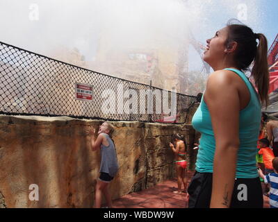 Donna e bambino sempre schizzato passando SheiKra il brivido della corsa al Busch Gardens Tampa, STATI UNITI D'AMERICA, 20 giugno 2019, © Katharine Andriotis Foto Stock