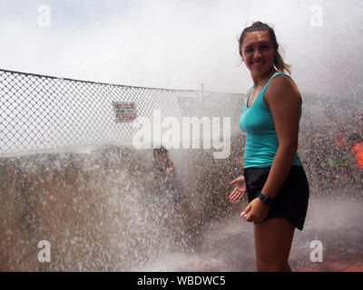 Donna e bambino sempre schizzato passando SheiKra il brivido della corsa al Busch Gardens Tampa, STATI UNITI D'AMERICA, 20 giugno 2019, © Katharine Andriotis Foto Stock