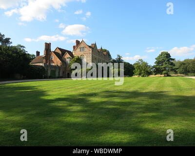 Foto di Grays corte e il Prato ovale, una proprietà del National Trust in Oxfordshire, una residenza del XVI secolo l'ex casa di famiglia Brunner. Foto Stock