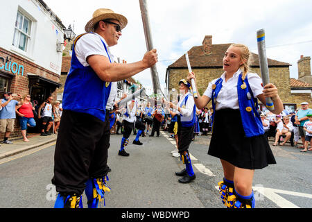 Sandwich e folk festival Ale evento nel Regno Unito. Tradizionale ballerini folk, Royal Liberty Morris laterali di contenimento bastoni di legno mentre balli. Foto Stock