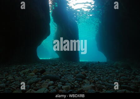 Rocce sott'acqua all'interno di una grotta poco profonda nel mare Mediterraneo, in Spagna, in Costa Brava Catalogna, Calella de Palafrugell Foto Stock