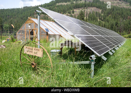 Energia solare per pannelli e serra a la Minam River Lodge in Oregon Wallowa della montagna. Foto Stock