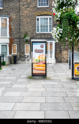 Burger King poster pubblicitario su British Telecom telefono pubblico chiosco Foto Stock